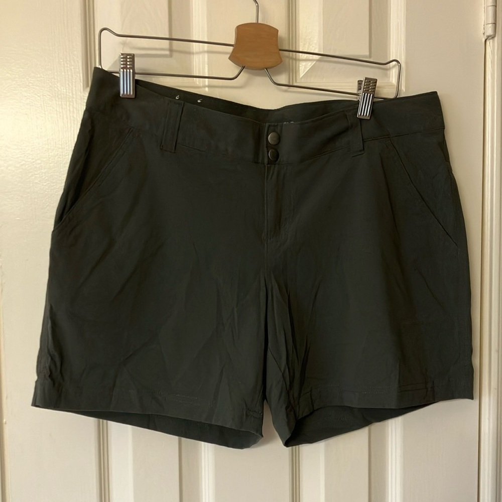 Columbia Omni-shield shorts sz. 12